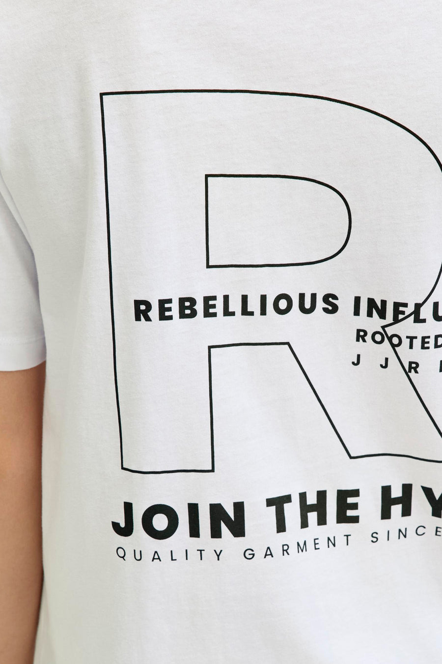T-shirt blanc à manches courtes de JJREBEL, avec un grand R noir et un imprimé texte sur le devant.