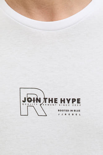 T-shirt blanc à manches courtes JJREBEL avec un imprimé graphique et un texte noir sur le devant.