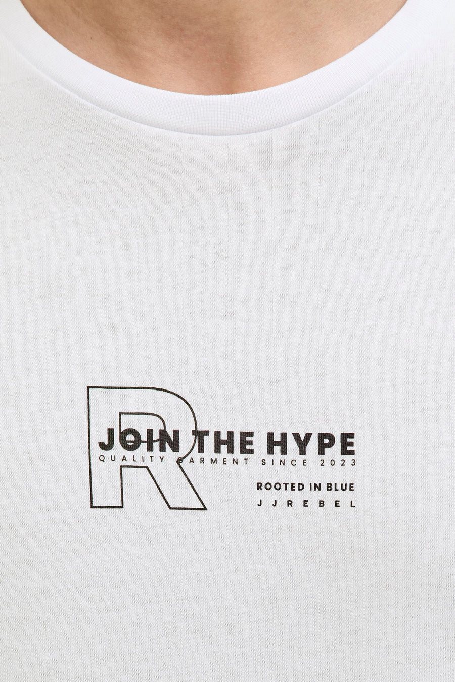 T-shirt blanc à manches courtes JJREBEL avec un imprimé graphique et un texte noir sur le devant.