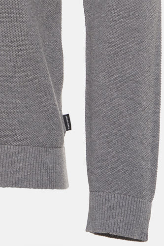 Grijze trui met ronde hals van PREMIUM by JACK & JONES, close-up van de zoom en mouw met label.
