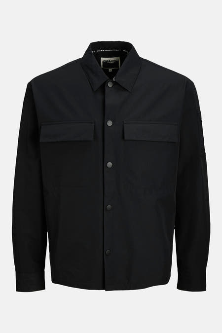 Zwart overhemd met lange mouwen van CORE by JACK & JONES, met borstzakken en knoopsluiting.