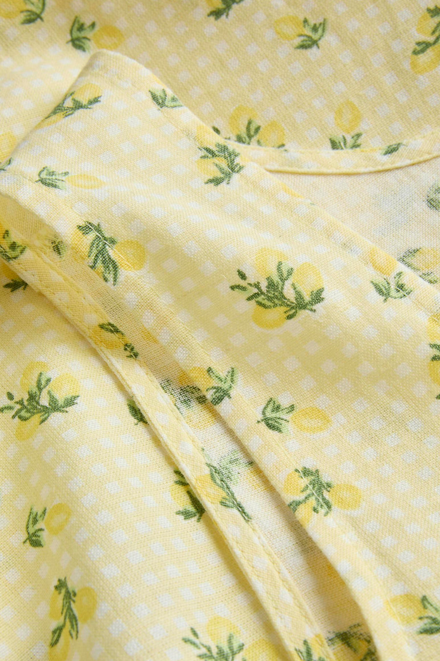 Robe jaune JJXX à motif à carreaux et imprimés citron, gros plan du tissu tissé.