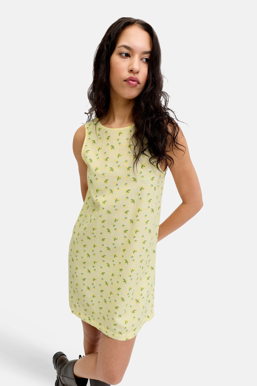 Robe sans manches jaune de JJXX avec de petits citrons et un motif à carreaux, porté par un mannequin.