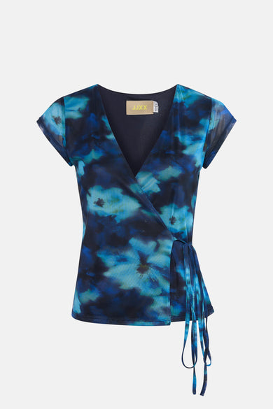 T-shirt bleu de JJXX, avec imprimé floral et détail de drapé sur le côté.