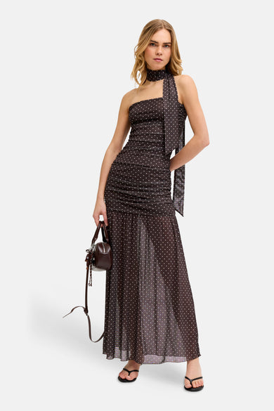Robe marron sans manches de JJXX à pois blancs, un détail de col accrocheur, un corsage froncé et une jupe transparente.