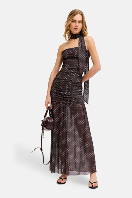 Robe marron sans manches de JJXX à pois blancs, un détail de col accrocheur, un corsage froncé et une jupe transparente.