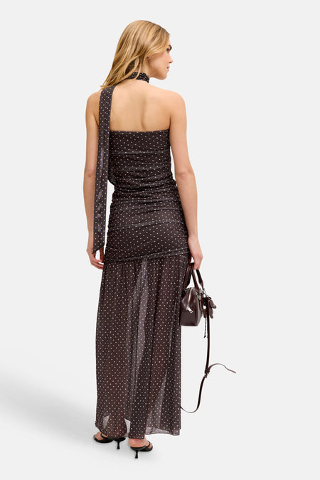 Robe courte sans manches marron de JJXX à pois blancs, froncée et avec une seule longue bretelle, vue arrière.