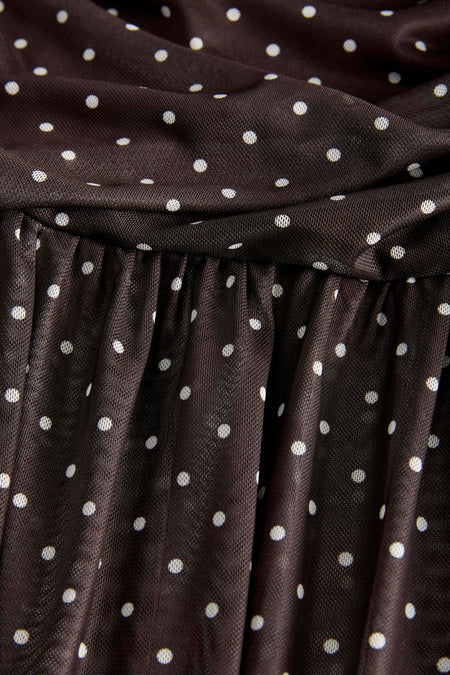 Robe marron JJXX à pois blancs et tissu finement plissé.