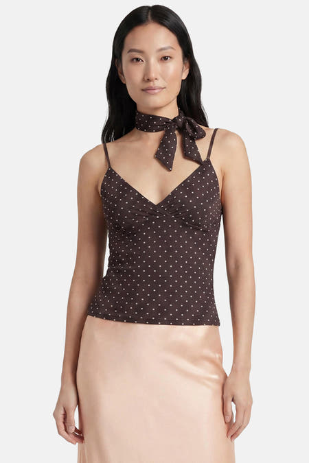 Bruine blouse van JJXX met witte stippen, spaghettibandjes en V-hals, gedragen met bijpassende halsdoek en roze rok.