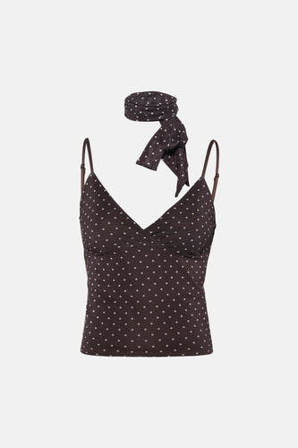 Blouse marron sans manches de JJXX avec fines bretelles, pois blancs, col en V et écharpe assortie.