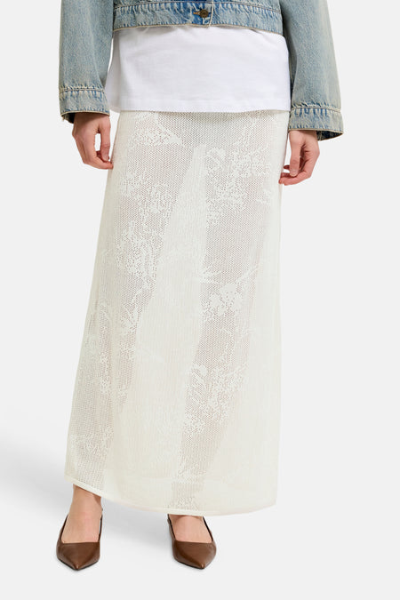 Witte lange rok van JJXX met geperforeerd breipatroon, gedragen door een model.