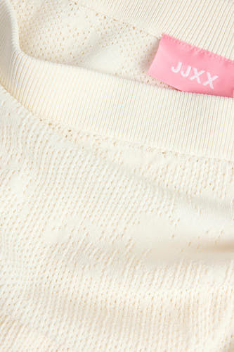 Witte rok van JJXX met ajourpatroon, geribbelde rand en roze label, in close-up.