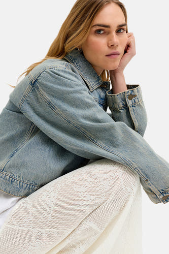 Witte lange rok van JJXX met delicaat opengewerkt patroon, gedragen onder een lichtblauw denim jack.