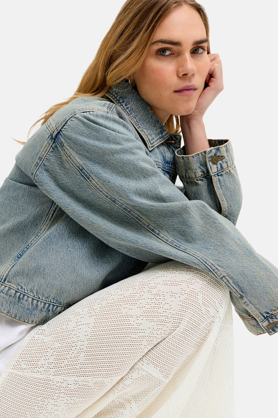 Witte lange rok van JJXX met delicaat opengewerkt patroon, gedragen onder een lichtblauw denim jack.