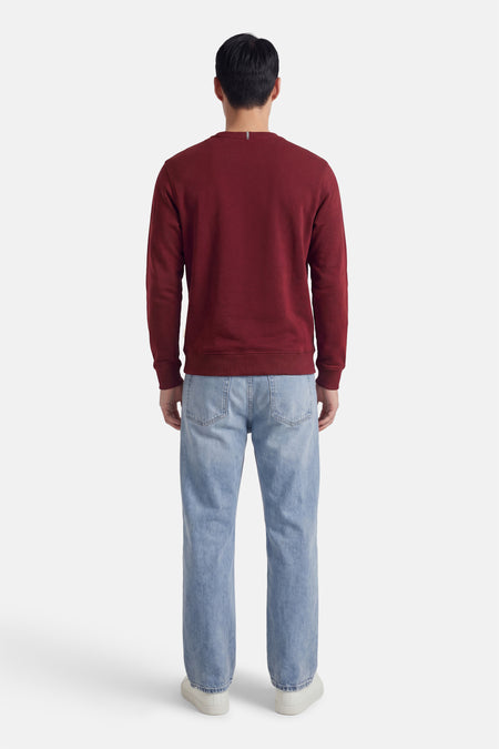 Rode sweater met ronde hals van ORIGINALS BY JACK & JONES, met lange mouwen, gecombineerd met een blauwe jeans.