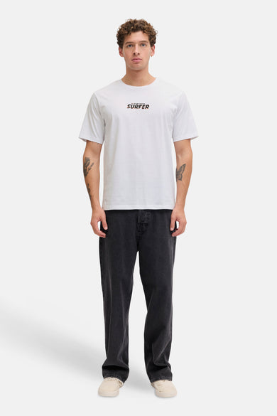 Wit T-shirt met korte mouwen van JJREBEL, met een tekstprint op de borst, gecombineerd met een donkere jeans en lichte sneakers.

