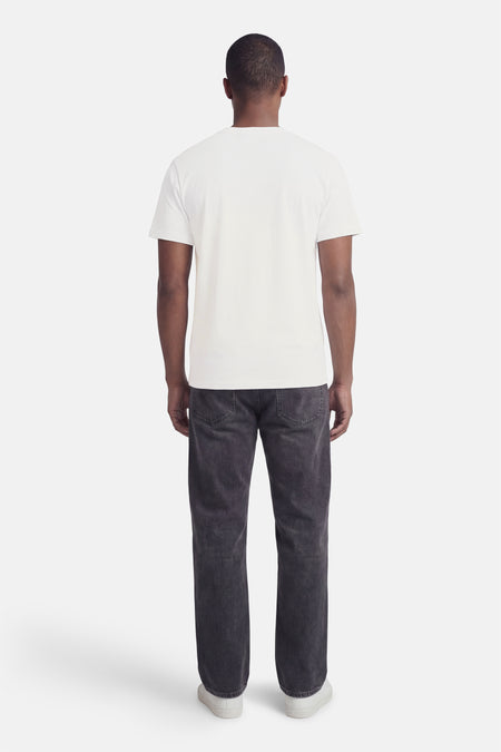 T-shirt blanc à manches courtes de ORIGINALS BY JACK & JONES, vu de dos, associé à un jean foncé et des chaussures blanches.