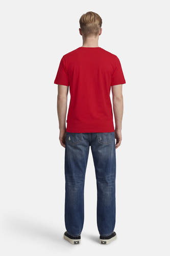 T-shirt rouge à manches courtes d'ORIGINALS BY JACK & JONES, vu de dos, avec un jean et des chaussures noires.