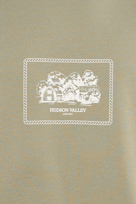 T-shirt à manches courtes vert de ORIGINALS BY JACK & JONES, avec un imprimé blanc d'une maison dans un cadre en corde.