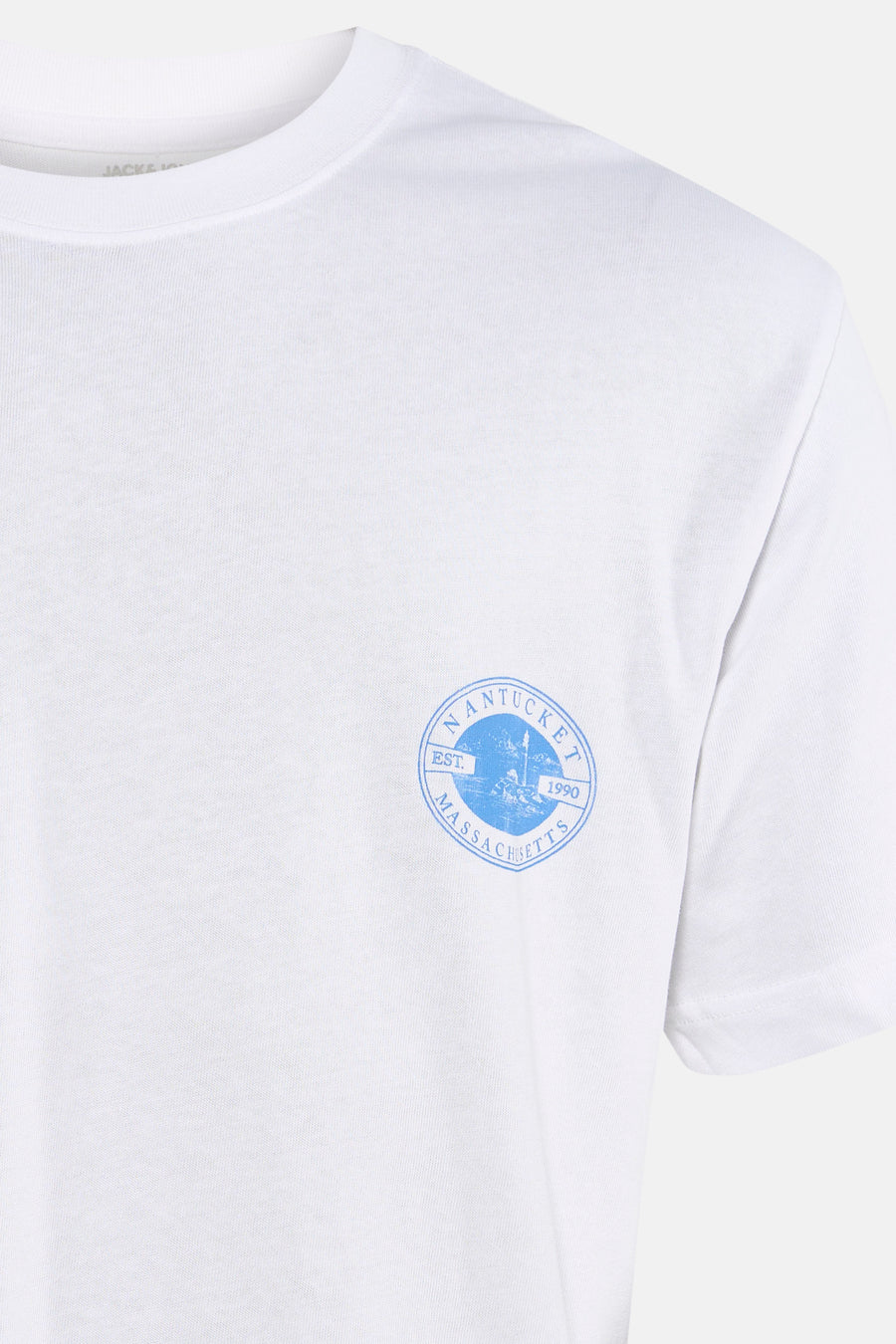 T-shirt blanc à manches courtes de ORIGINALS BY JACK & JONES, avec un col rond et un imprimé bleu sur la poitrine.
