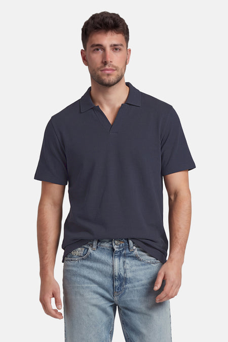 Polo bleu marine de ORIGINALS BY JACK & JONES avec col en V et manches courtes, à porter avec un jean.