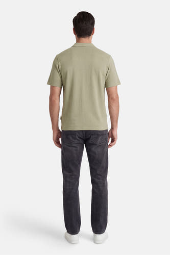 Polo verte de ORIGINALS BY JACK & JONES avec texture, vue de dos, portée avec un jean foncé et des baskets blanches.