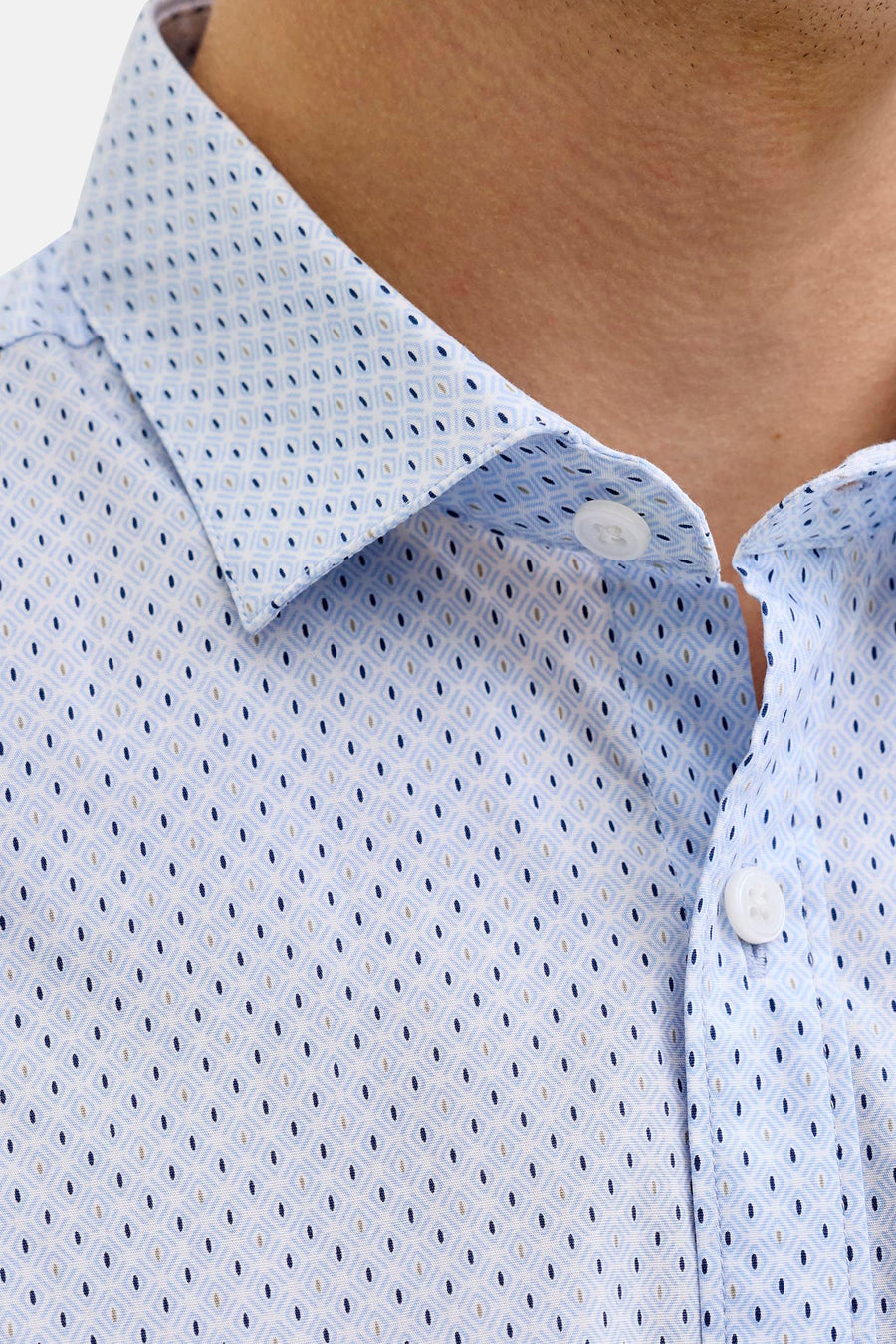 Chemise bleue à manches longues de PREMIUM by JACK & JONES, avec un motif géométrique subtil et des boutons blancs.