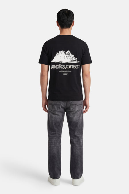 Zwart T-shirt van CORE BY JACK & JONES met witte grafische print en logo op de rug, gedragen door een man.