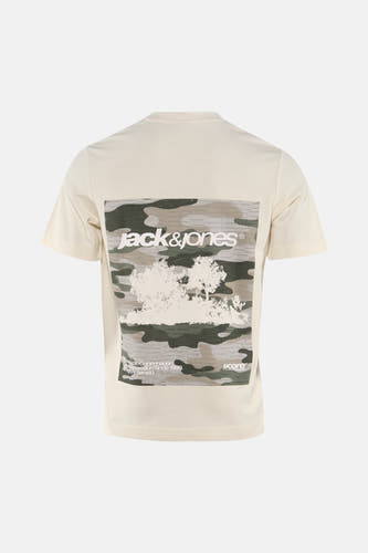 Ecru T-shirt van CORE BY JACK & JONES met camouflageprint op de rug, witte boomstructuren en de logo's van Jack & Jones en JJCore.