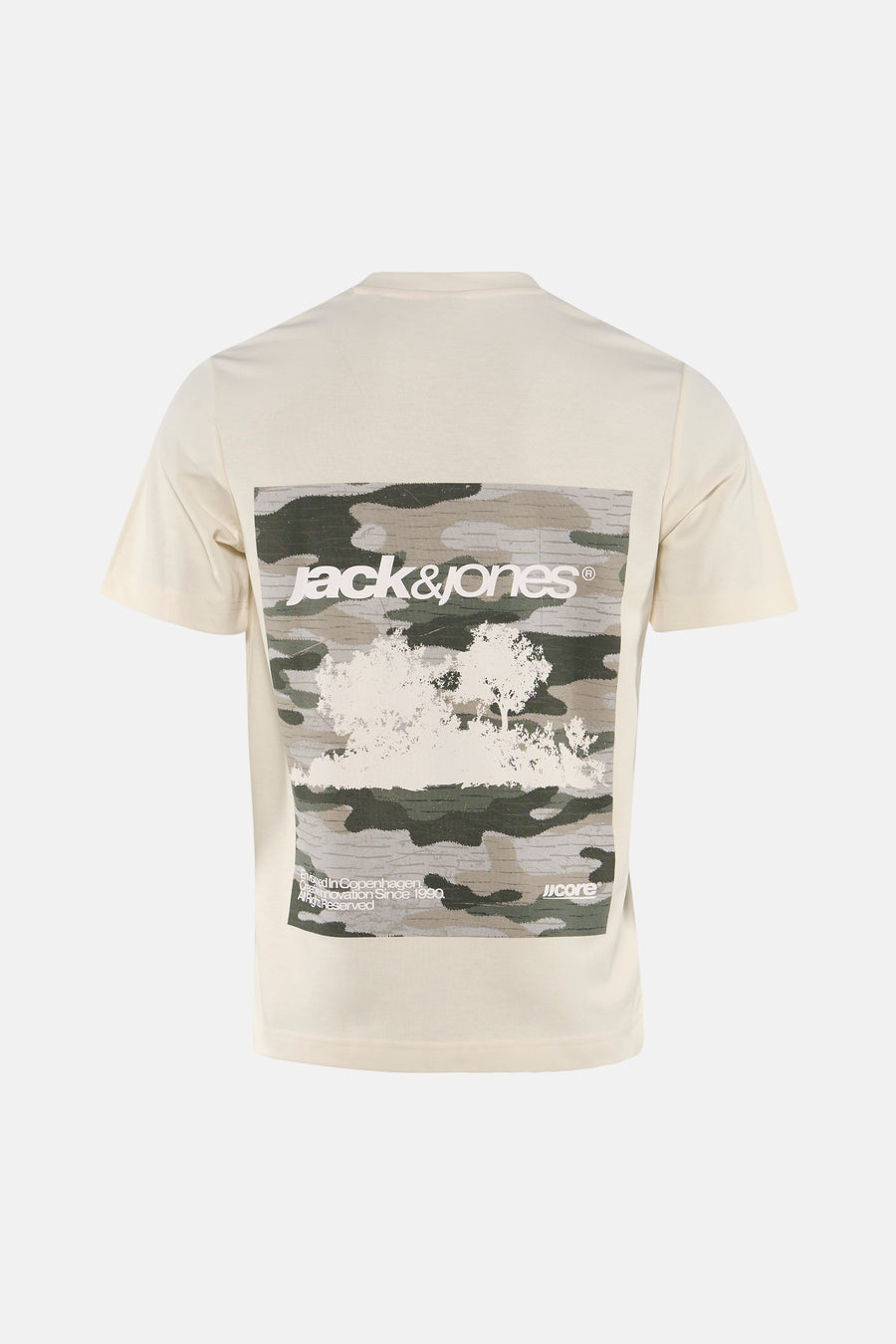 Ecru T-shirt van CORE BY JACK & JONES met camouflageprint op de rug, witte boomstructuren en de logo's van Jack & Jones en JJCore.