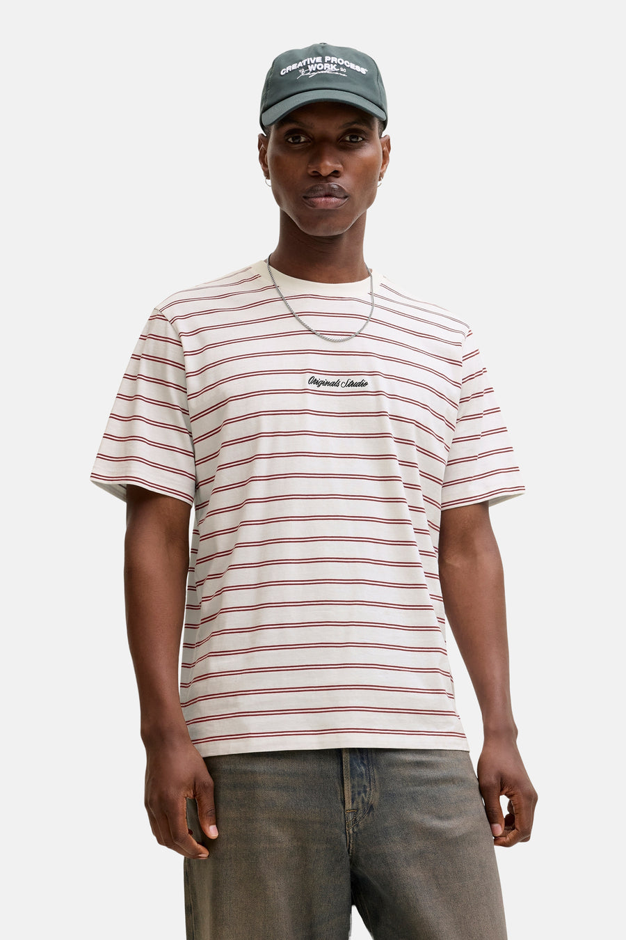 Rood gestreept T-shirt met korte mouwen van ORIGINALS BY JACK & JONES, met een logo opschrift en een zilverkleurige ketting.