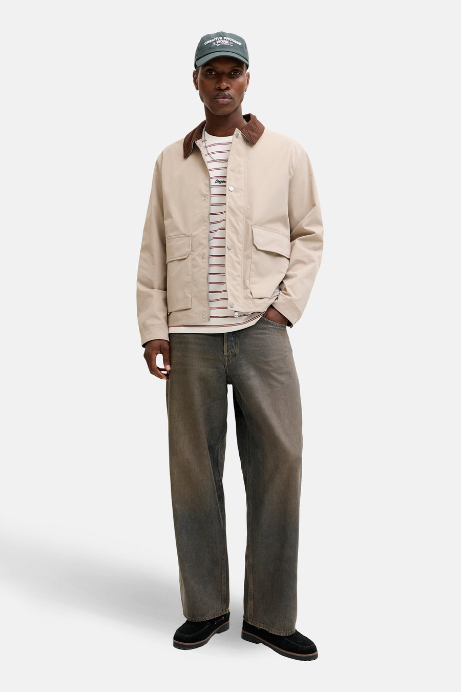 Rood gestreept T-shirt met korte mouwen van ORIGINALS BY JACK & JONES, met beige jas en donkere jeans.