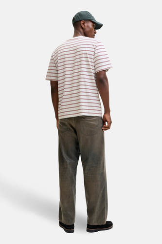 Rood gestreept T-shirt met korte mouwen van ORIGINALS BY JACK & JONES, met een effen groene pet en donkergrijze jeans.