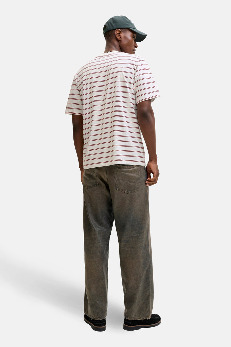 Rood gestreept T-shirt met korte mouwen van ORIGINALS BY JACK & JONES, met een effen groene pet en donkergrijze jeans.