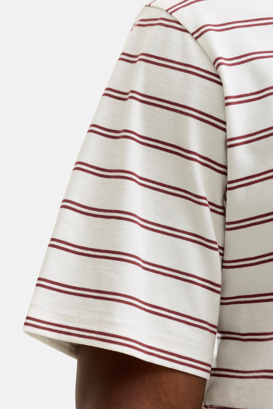 Rood-wit gestreept T-shirt met korte mouwen van ORIGINALS BY JACK & JONES, detailopname van mouw en schouder.