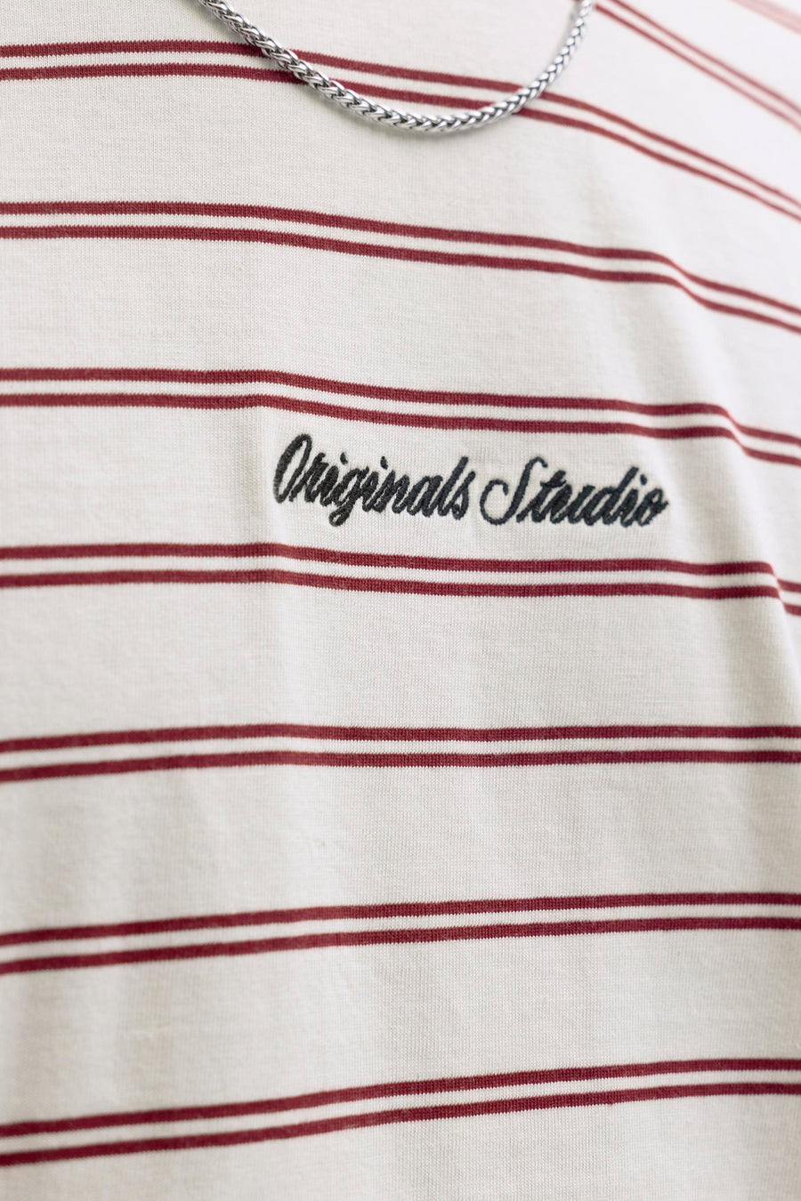 Rood gestreept T-shirt met korte mouwen van ORIGINALS BY JACK & JONES, met geborduurde tekst en een zilverkleurige ketting.
