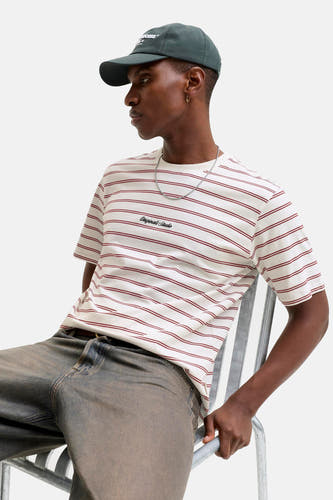 Rood-wit gestreept T-shirt met korte mouwen van Originals by Jack & Jones, met een ronde hals en een zilveren ketting.