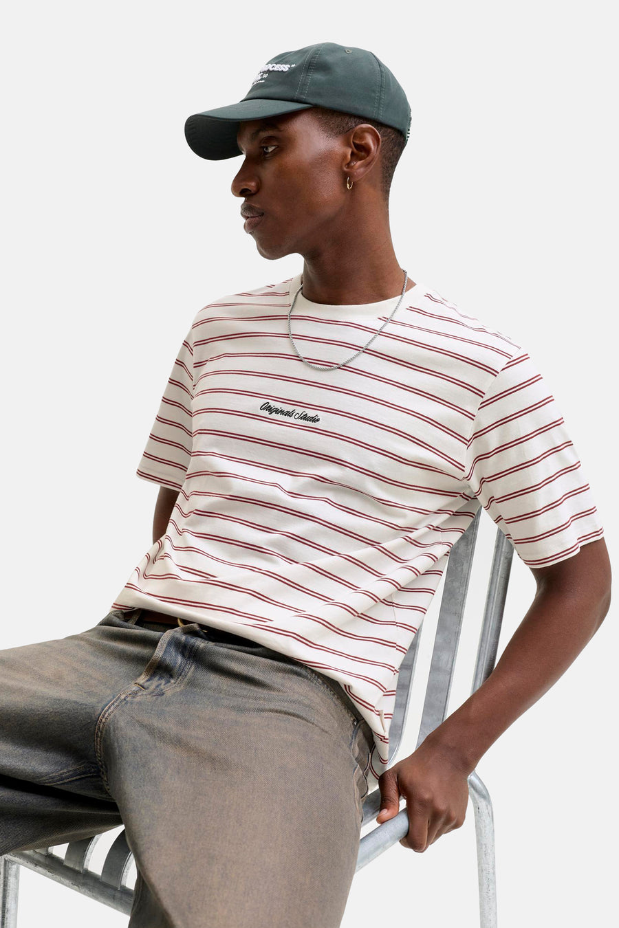 Rood-wit gestreept T-shirt met korte mouwen van Originals by Jack & Jones, met een ronde hals en een zilveren ketting.