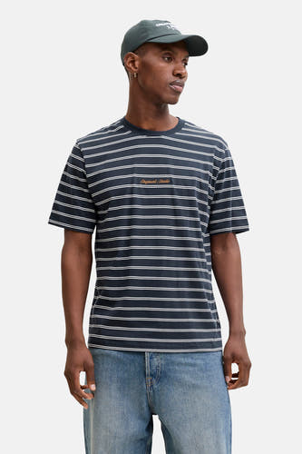 Blauw gestreept T-shirt met korte mouwen van ORIGINALS BY JACK & JONES, met geborduurde tekst en gedragen met een groene pet en jeans.
