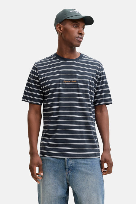 T-shirt bleu à manches courtes d'ORIGINALS BY JACK & JONES, avec imprimé rayé, porté sous un blouson en corduroy marron.