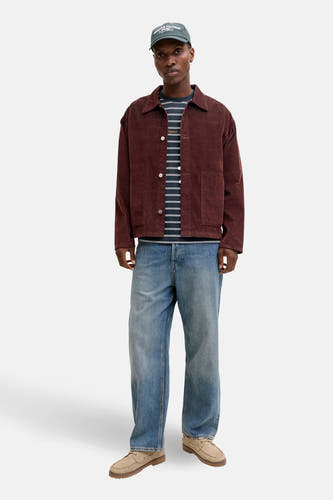 Blauw T-shirt met korte mouwen van ORIGINALS BY JACK & JONES, met gestreepte print, gedragen onder een bruin corduroy jasje.
