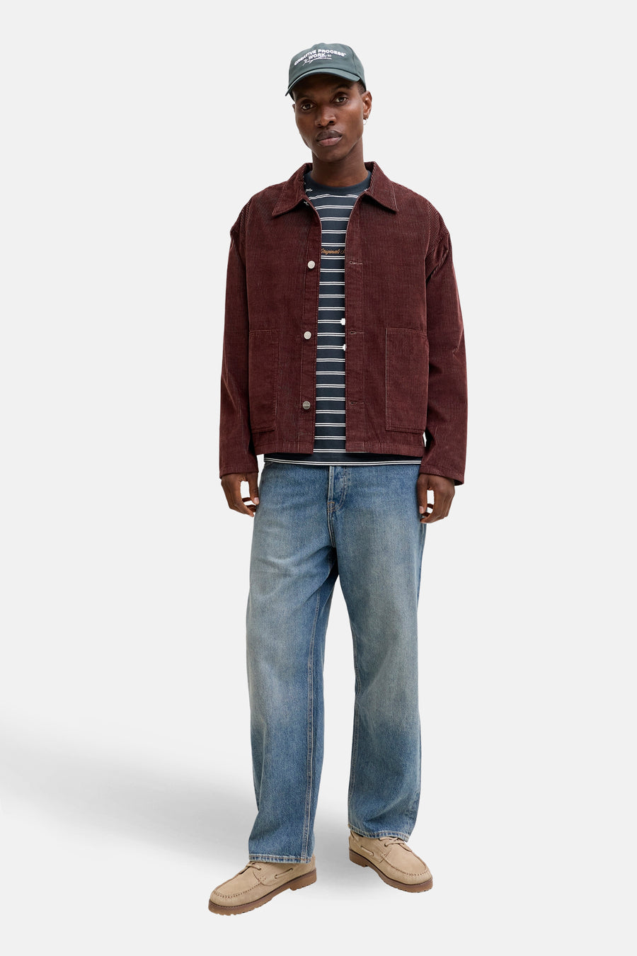 Blauw T-shirt met korte mouwen van ORIGINALS BY JACK & JONES, met gestreepte print, gedragen onder een bruin corduroy jasje.