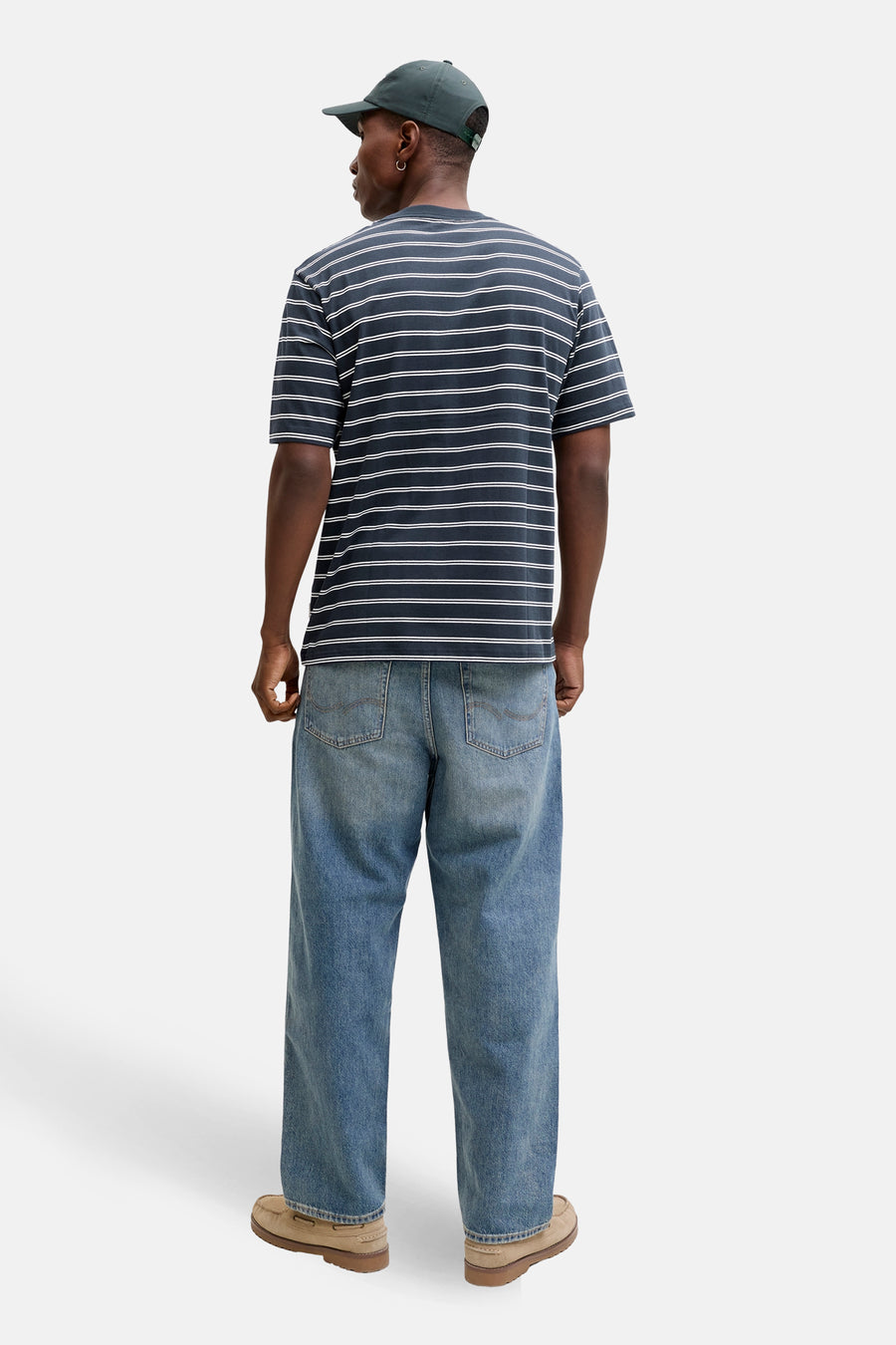 Blauw T-shirt met korte mouwen van ORIGINALS BY JACK & JONES, met een gestreept patroon, gecombineerd met jeans en schoenen.