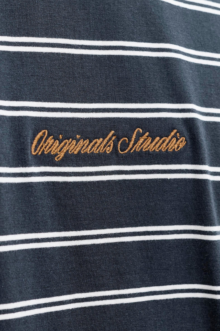 Blauw gestreept T-shirt met korte mouwen van ORIGINALS BY JACK & JONES, met geborduurde tekst op de borst.