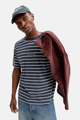 Blauw gestreept T-shirt van Originals by Jack & Jones, met een bordeauxrood jack over de schouder en een pet.