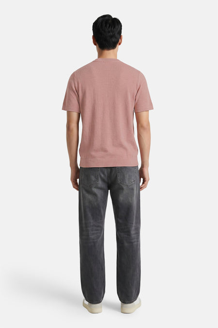 Roze ronde hals pull van PREMIUM by JACK & JONES, achterzijde weergegeven, fijn gebreid, korte mouwen, model draagt grijze jeans en witte sneakers