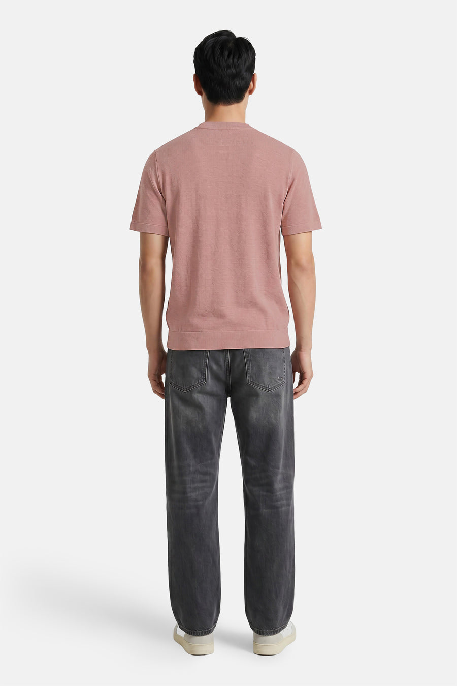 Roze ronde hals pull van PREMIUM by JACK & JONES, achterzijde weergegeven, fijn gebreid, korte mouwen, model draagt grijze jeans en witte sneakers