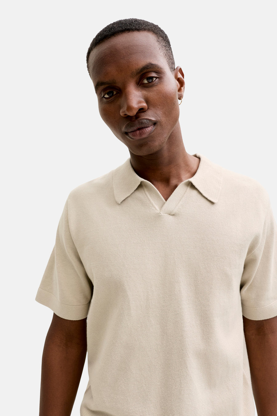 Beige polo met korte mouwen van PREMIUM by JACK & JONES, met een subtiele textuur en open kraag.