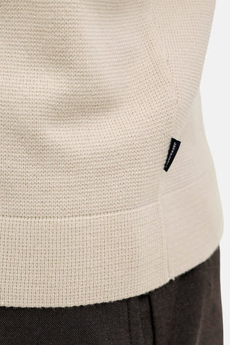 Beige polo met korte mouwen van PREMIUM by JACK & JONES, met een fijne breistructuur en een zwart labeldetail.
