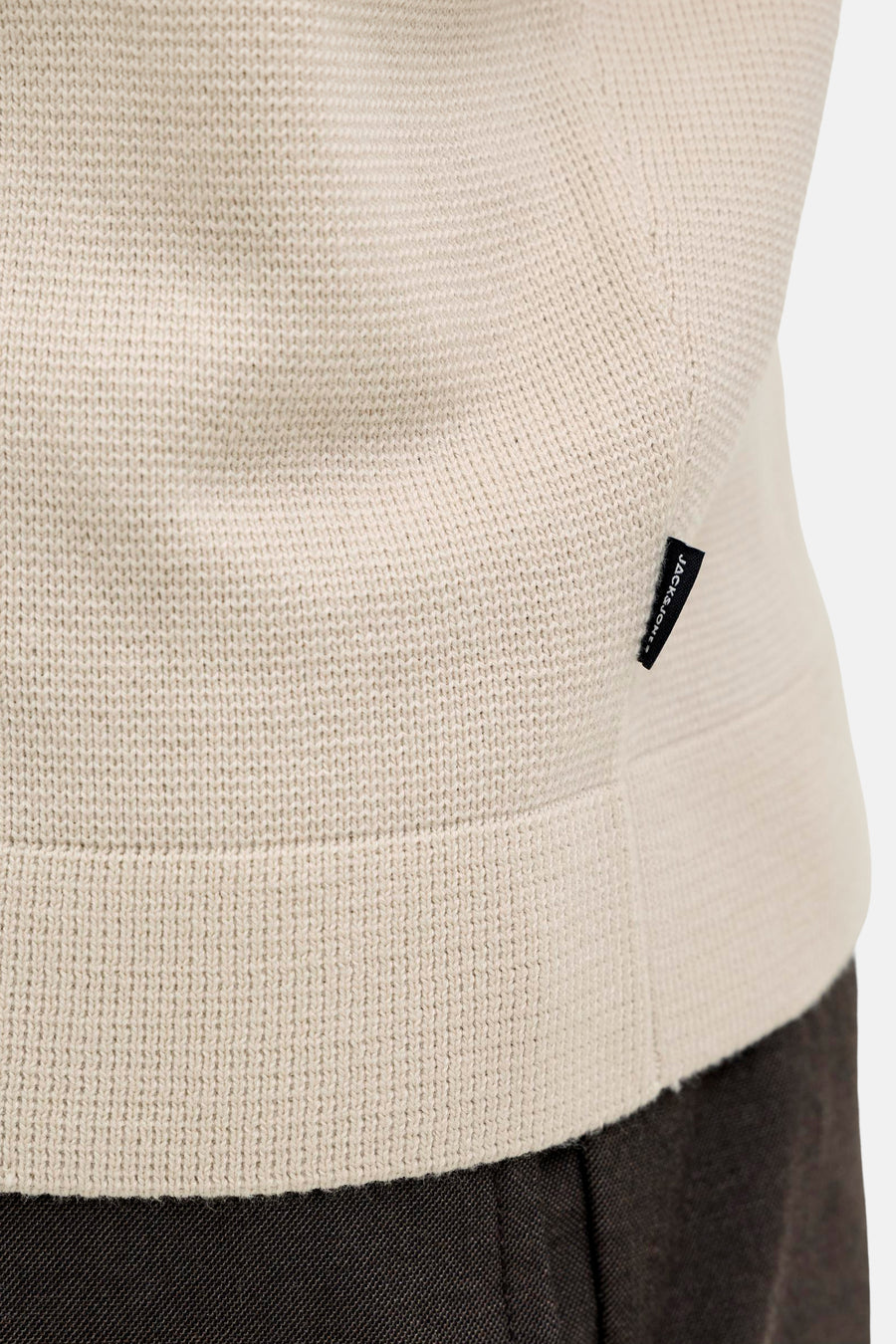 Beige polo met korte mouwen van PREMIUM by JACK & JONES, met een fijne breistructuur en een zwart labeldetail.